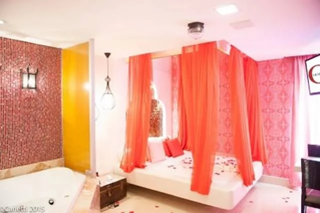 Que tal o Carnaval no Marrocos? Na suíte Marroquina, do O Motel, a decoração fica por conta das cores e dos véus típicos do país. Para passar 4 horas, R$ 199,90 de segunda a quinta e R$ 219,90 de sexta a domingo Que tal o Carnaval no Marrocos? Na suíte Marroquina, do O Motel, a decoração fica por conta das cores e dos véus típicos do país. Para passar 4 horas, R$ 199,90 de segunda a quinta e R$ 219,90 de sexta a domingo