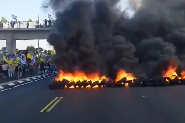 Famílias de reféns israelenses bloqueiam rodovias em protesto