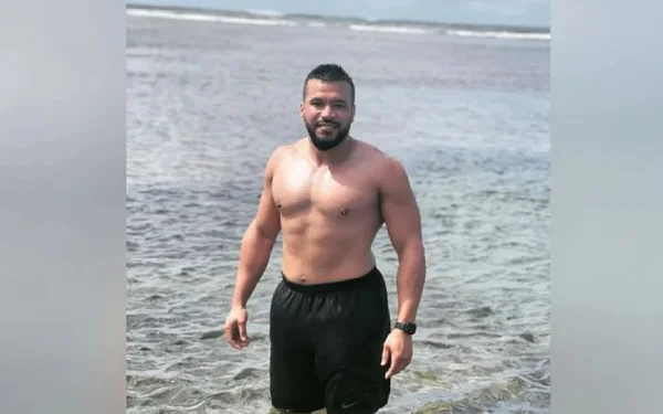 foto de turista goiano que desapareceu em Guarajuba. Na foto, o homem está na praia