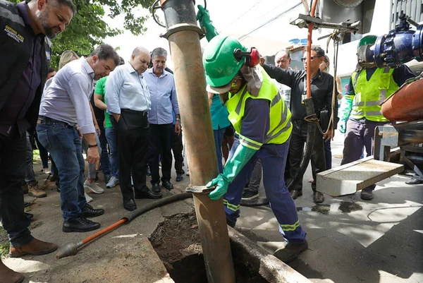 Sistema de limpeza e desobstrução de rede pluvial