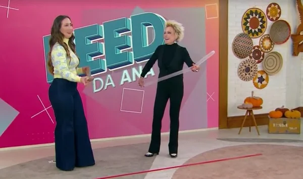 Ana Maria brincando com Ju Massaoka de balão ao alvo