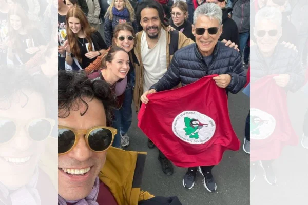 Chico Buarque leva bandeira do MST para ato contra fascismo em Paris
