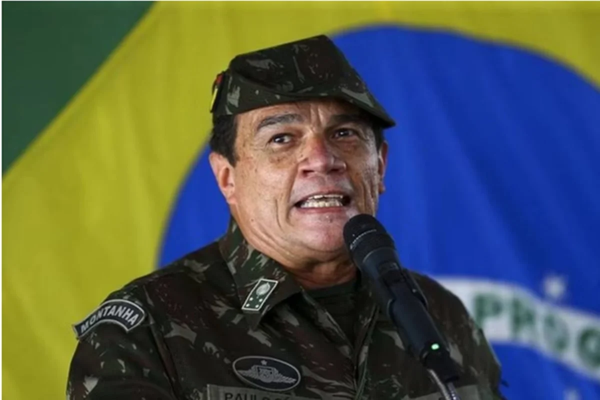 Moraes reduz pena de ex-ministro de Bolsonaro e libera trabalho no Exército