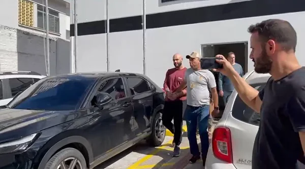 Vídeo: veja momento em que homem arrasta ex-mulher para seu carro em SP
