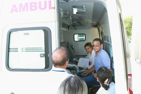Bebê jogado no chão por enfermeira no Gama é transferido para o Hmib
