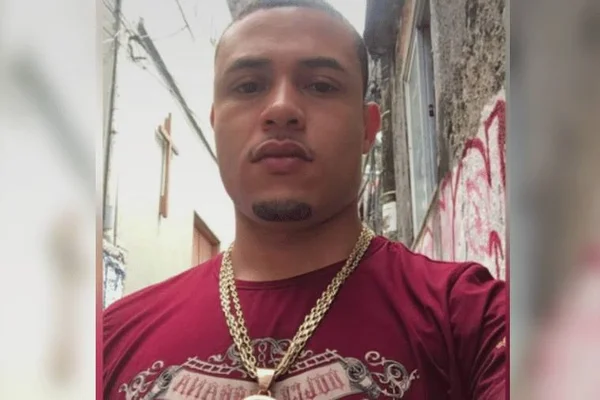 Foto colorida do traficante do Rio de Janeiro John Wallace da Silva Viana, o Johny Bravo - Metrópoles
