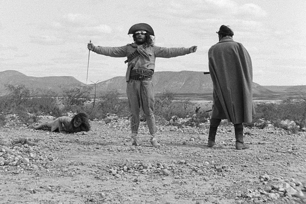 Foto em preto e branco do filme Deus e o Diabo na Terra do Sol - Metrópoles