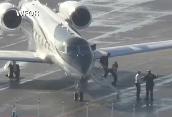 Flávio Bolsonaro e esposa em aeroporto, em Miami