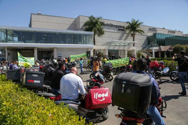 Protesto de motoboys em frente ao Parkshopping