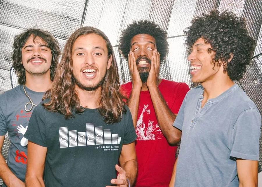 Entre indicações e prêmios, a Boogarins ganhou troféu de artista revelação do Multishow (2014) e disputou a categoria de melhor álbum de rock em língua portuguesa no Grammy (perdeu para a Scalene, em 2016) Entre indicações e prêmios, a Boogarins ganhou troféu de artista revelação do Multishow (2014) e disputou a categoria de melhor álbum de rock em língua portuguesa no Grammy (perdeu para a Scalene, em 2016)