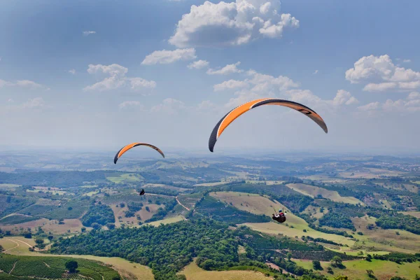 Fotografia colorida mostrando Parapente em Cambuquira-Metrópoles