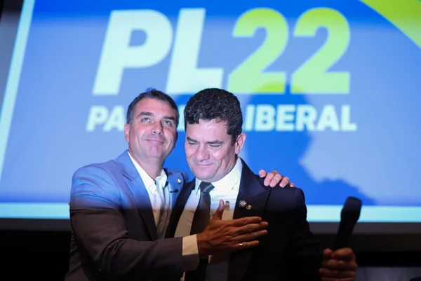 Imagem colorida de Sergio Moro e Flávio Bolsonaro - Metrópoles