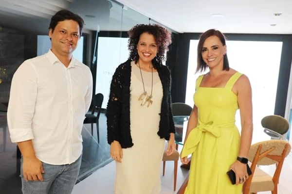 Denise e Felipe Zuba recebem Tatiana Amorim em lançamento da +55 Design