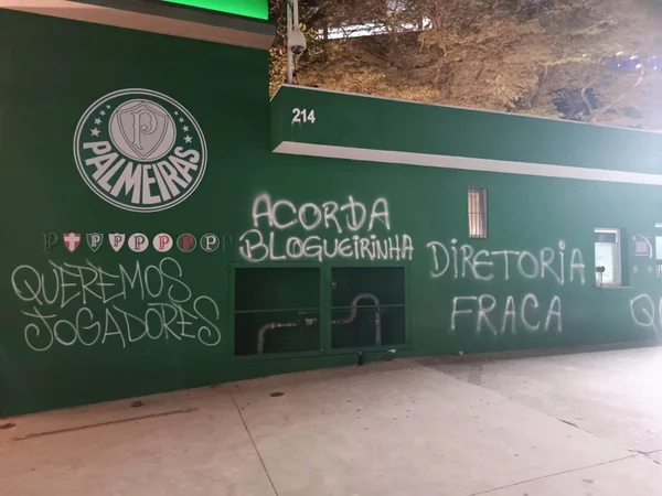 Muros do Palmeiras pichados - Metrópoles