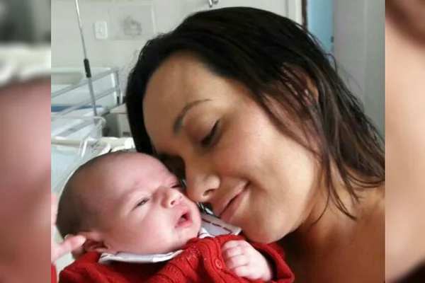 Mãe entra em coma após o parto e conhece o filho depois de 15 dias