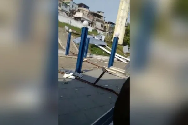 Ventania interdita trânsito e causa destruição no Rio de Janeiro