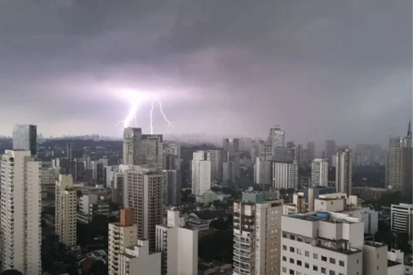 Imagem colorida mostra temporal em chuvas em SP, colocada em estado de atenção. Metrópoles