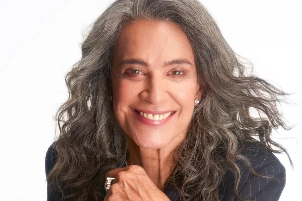 Imagem colorida da Cantora Simone - Metrópoles
