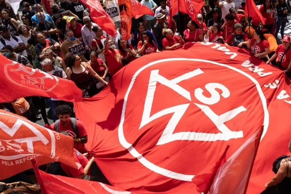 Imagem colorida de manifestação do MTST. Metrópoles