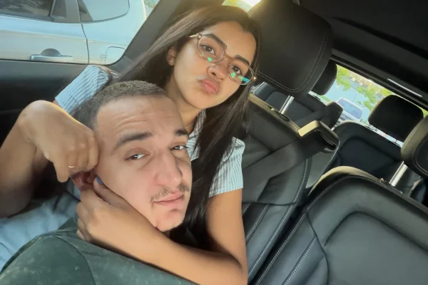 No hospital, João Gomes mostra companhia da esposa e brinca: "Date" - Metrópoles