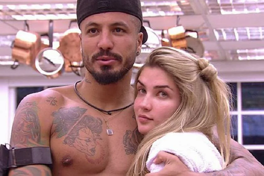 Fernando viveu dois romances no BBB15. Primeiro com Aline. Fernando viveu dois romances no BBB15. Primeiro com Aline.