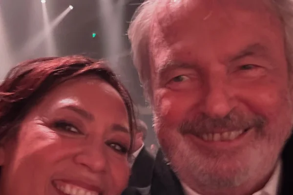 IMagem colorida de Sam Neill sorrindo em evento - Metrópoles