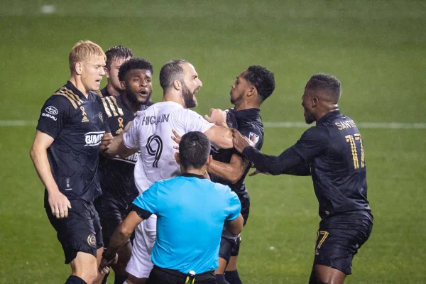 Higuaín isola pênalti na MLS, é provocado e quase vira briga generalizada