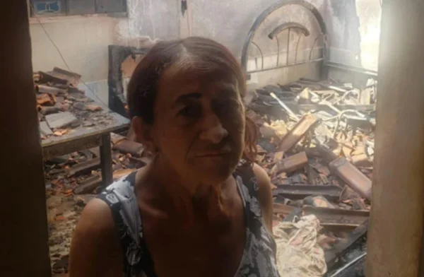 Carregador de celular causa curto-circuito e incendeia casa de idosa