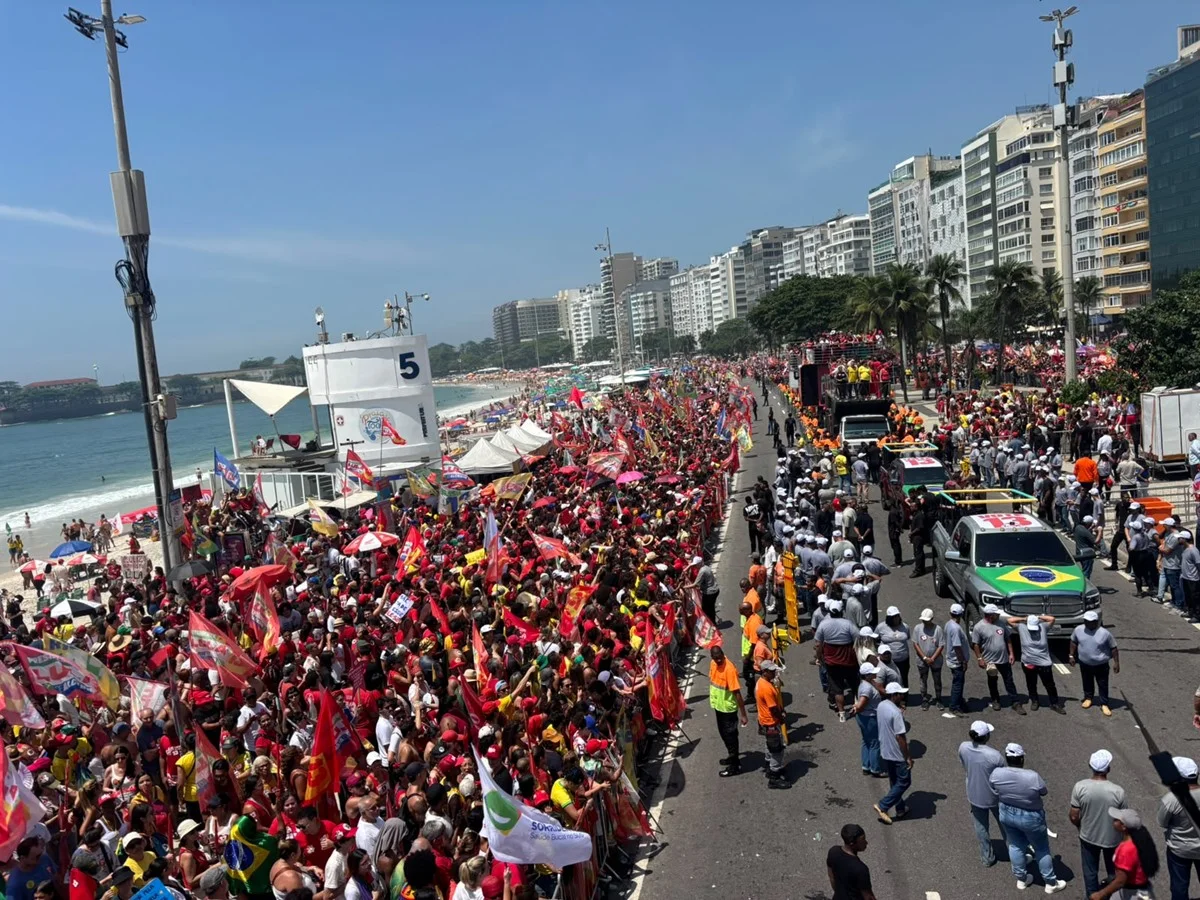 Apoiadores de Lula fazem ato em Copacabana, no Rio Apoiadores de Lula fazem ato em Copacabana, no Rio