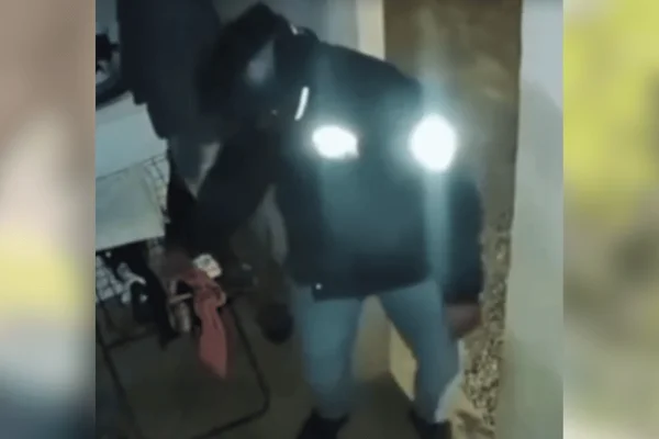 O homem realizava os crimes à noite, enquanto trabalhava. O caso se tornou público após vítimas postarem imagens flagrando o furto