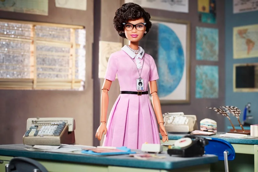 Barbie de Katherine Johnson, física, cientista espacial e matemática Barbie de Katherine Johnson, física, cientista espacial e matemática