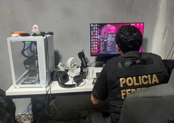 Imagem colorida de agente da polícia federal