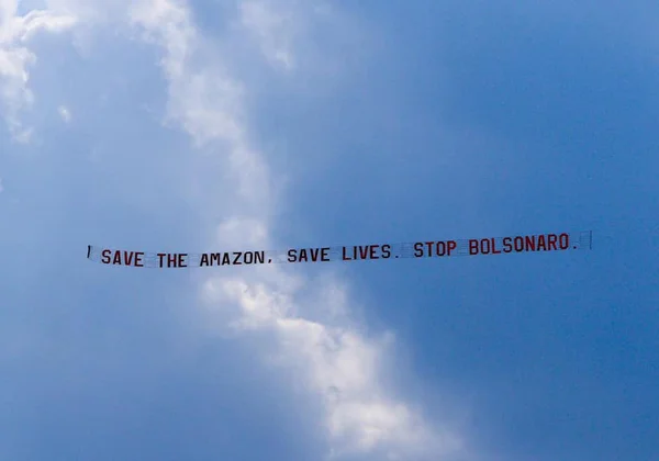 Vídeo: Ativistas usam avião em protesto contra Bolsonaro em Nova York