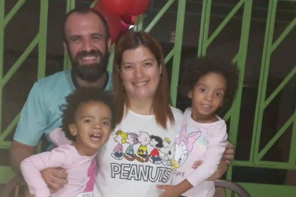 Casal com filhas. Elas foram adotadas em 2024 - Metrópoles