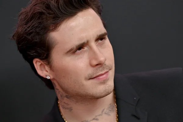 Brooklyn Beckham pede que pais só falem com ele por meio de advogados