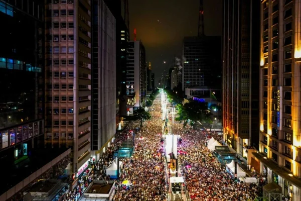 Réveillon na Avenida Paulista, com milhares de pessoas - Metrópoles