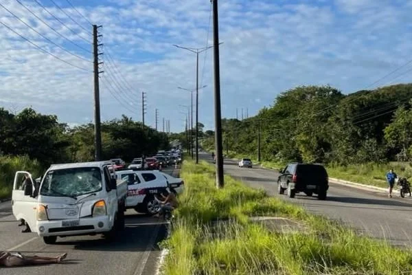 Após ser assaltado, homem morre atropelado por caminhão