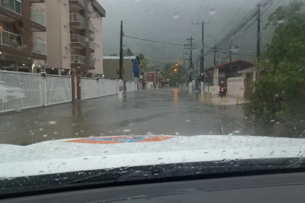 Imagem colorida de ruas alagadas em Ubatuba. Metrópoles