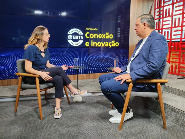 Fotografia colorida mostrando mulher entrevistando homem em estúdio-Metrópoles