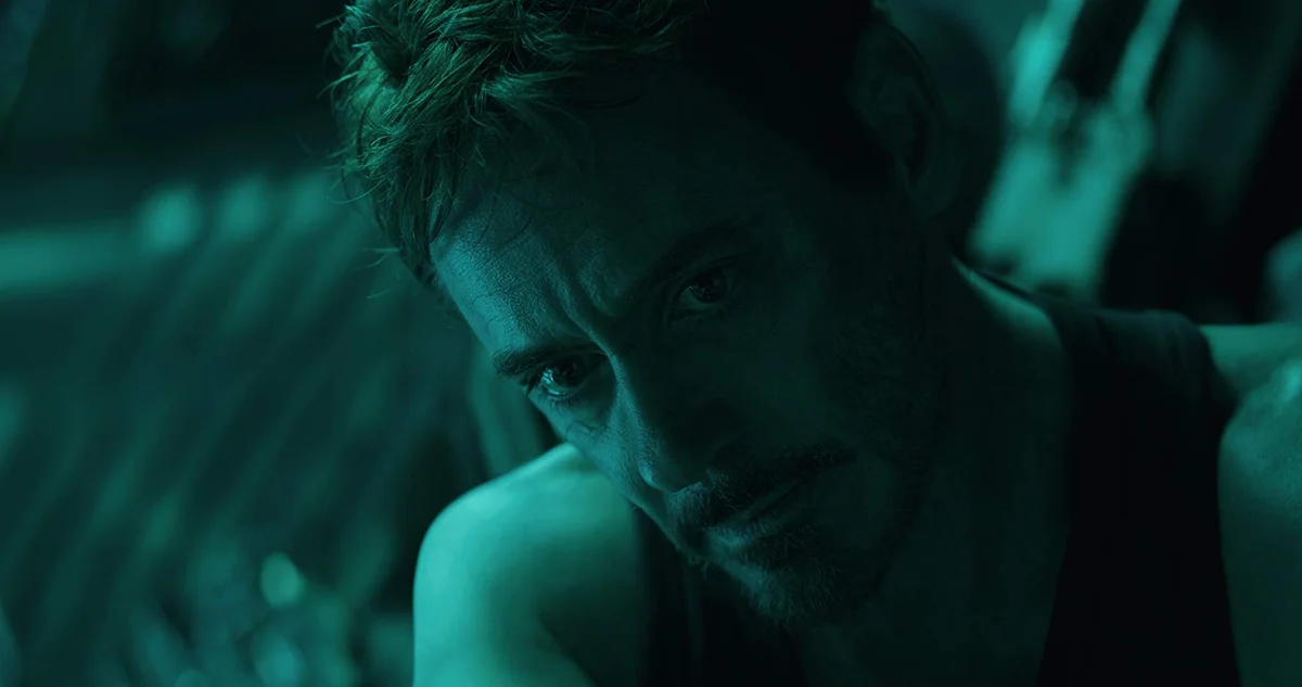 <b>Vingadores: Ultimato (2019)</b>, de Anthony e Joe Russo. Joga a favor do épico o acúmulo de histórias que antecederam o confronto final entre Thanos e Vingadores. Ainda assim, chama atenção a maneira como os irmãos Russo conseguem equilibrar sacrifício, sofrimento e leveza nas jornadas de personagens como Capitão América, Homem de Ferro, Hulk e Gavião Arqueiro. Filme-evento com um coração do tamanho da franquia que o envolve <b>Vingadores: Ultimato (2019)</b>, de Anthony e Joe Russo. Joga a favor do épico o acúmulo de histórias que antecederam o confronto final entre Thanos e Vingadores. Ainda assim, chama atenção a maneira como os irmãos Russo conseguem equilibrar sacrifício, sofrimento e leveza nas jornadas de personagens como Capitão América, Homem de Ferro, Hulk e Gavião Arqueiro. Filme-evento com um coração do tamanho da franquia que o envolve