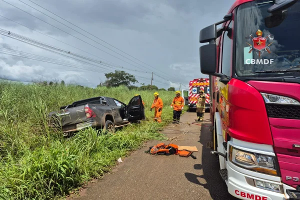 Motociclista morre em acidente com carro e caminhão da BR-080