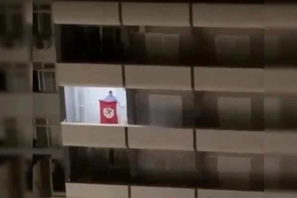 Homem com bandeira nazista em sacada de prédio em Florianópolis