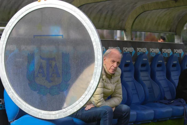 Imagem colorida de Cesar Menotti sentado - Metrópoles