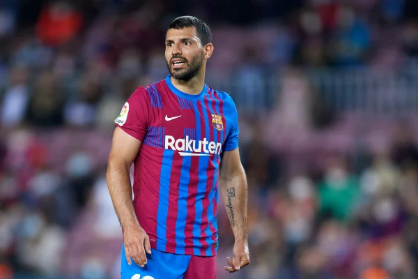 Após sentir dores no peito em campo, Agüero passa noite em hospital