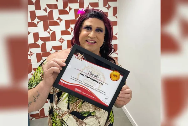 Carmela, da Rádio Metrópoles, exibe seu certificado de melhor radialista do DF - Metrópoles