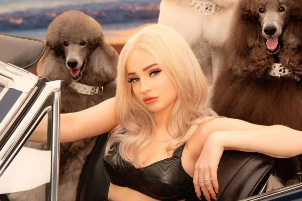Kim Petras dentro de carro com poodles