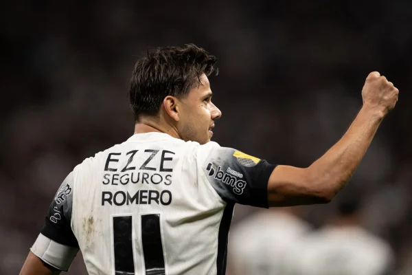 Foto colorida de Ángel Romero, comemorando seu gol de número 66 pelo Corinthians - Metrópoles
