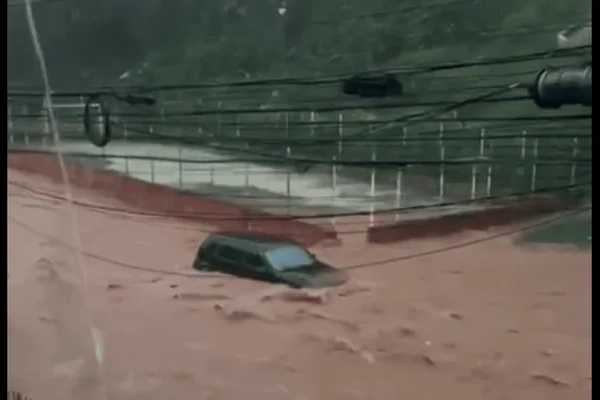 vídeo carro enchente itapecerica da serra