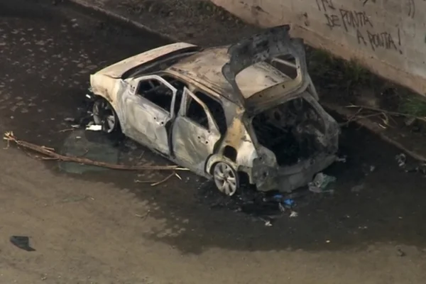Corpos carbonizados são achados em porta-mala de carro incendiado