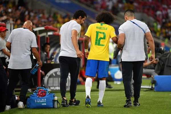 Empresa brinca com lesão de Marcelo e envia colchão para recuperá-lo